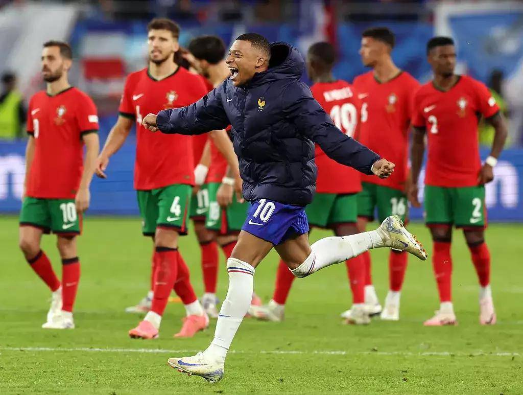 关于葡超赛程吃紧;葡萄牙国家队集结日门线救险;赛场秩序良好;赛程密集仍需轮换的信息 关于葡超赛程吃紧;葡萄牙国家队集结日门线救险;赛场秩序良好;赛程密集仍需轮换的信息