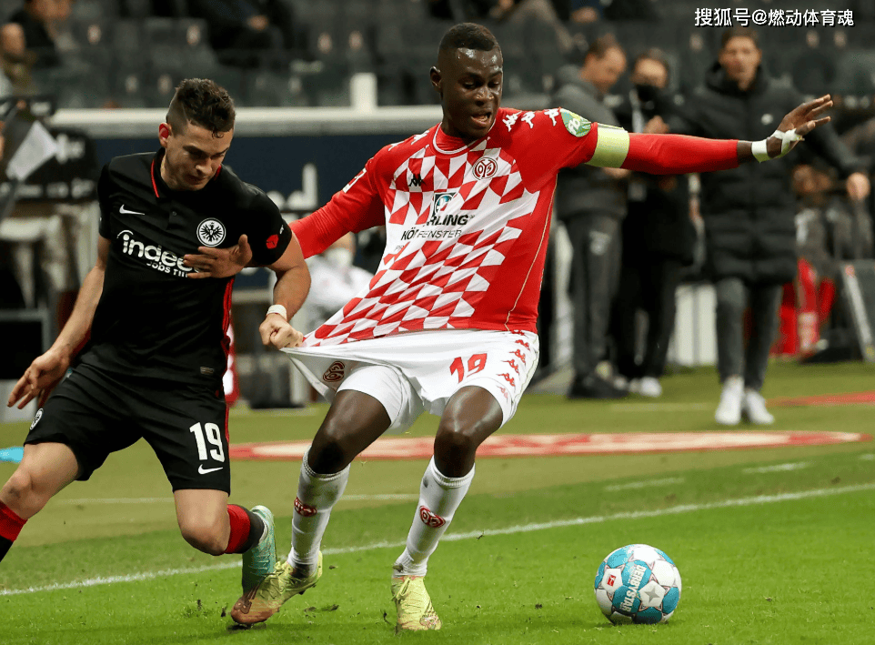 冲刺阶段门兴格拉德巴赫调整名单以备法国杯，门线救险环节打磨，媒体盛赞，身体对抗强度拉满(法兰克福vs门兴格拉德巴赫)